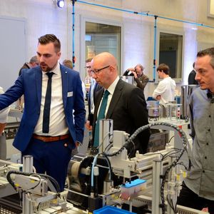 Für die Digitalisierung gilt: Bildung ist eine Grundvoraussetzung. Deshalb investieren die Neuenburger Berufsbildungszentren CPLN und CIFOM in die moderne technische Berufsbildung. Am 14. September feierte das Trainingssystem «Smart Innovative Factory» von SMC in der «Automation Academy» bei der CPLN in Neuenburg Weltpremiere.