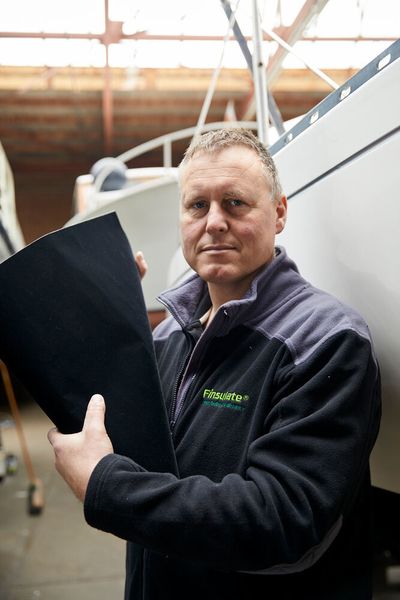 
In der Kategorie Kleine und mittlere Unternehmen gewann der niederländische Erfinder Rik Breur mit seiner Antifouling-Faserfolie für Schiffsrümpfe. Inspiriert von der stacheligen Oberfläche von Seeigeln ist die Antifouling-Faserfolie des Erfinders Breur eine umweltfreundliche Alternative zu giftigen Farben an Schiffen und Schiffsstrukturen. Auf ihr können sich keine Algen, Seepocken und Muscheln ansiedeln, wodurch Schiffe bis zu 40 Prozent weniger Treibstoff verbrauchen.  (EPO/Heinz Troll)
