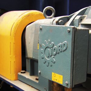 Am Rollgang sorgt die Blockgehäuse-Bauweise der Getriebe von Nord Drivesystems für höchst zuverlässigen Betrieb und eine lange Lebensdauer.