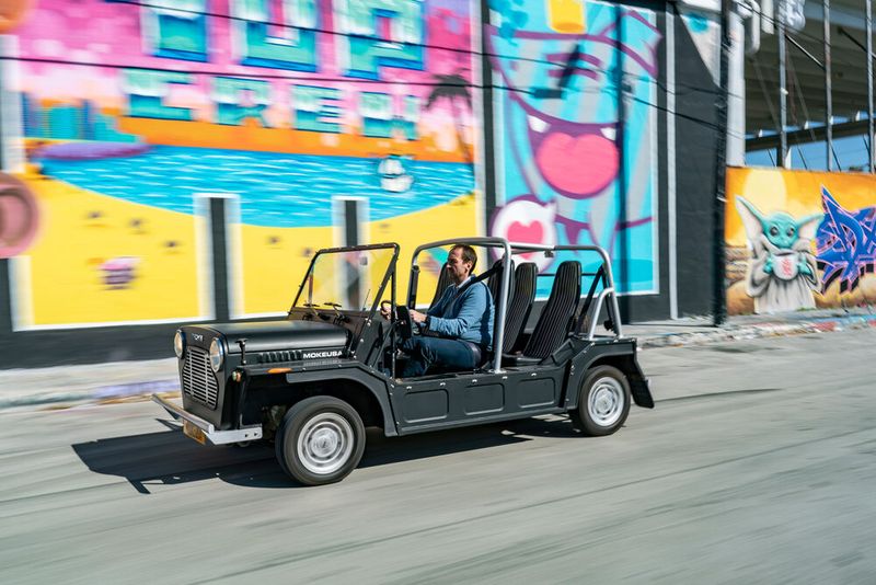 Die Karosserie beschränkt sich auf Bodenblech, Kotflügel und einen Seitenschweller, der kaum bis an die Waden reicht. (Bild: BMW)