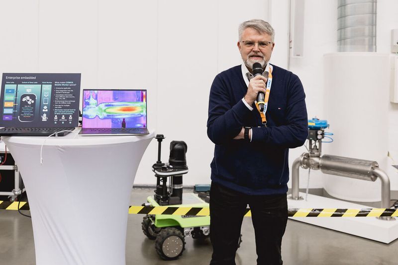 Nachmittags steht die Vorstellung der Aussteller an: Siemens zeigt, wie moderne Tools Anlagenplanung, Betrieb und Instandhaltung nahtlos verbinden – inklusive spannender Roboter-Demos. (Bild: Stefan Bausewein)