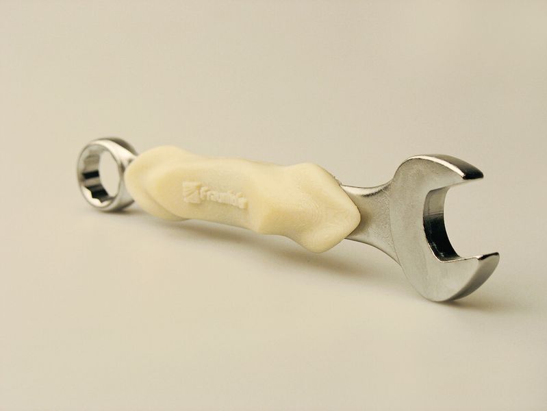 Eingelegter Schraubenschlüssel mit individuellem FLM-Griff. (Fraunhofer IPA)