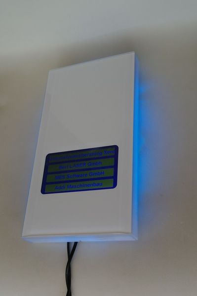Die Umfeldbeleuchtung wird über rund im Gehäuse intergrierte LEDs ermöglicht. Sie lässt sich individuell einstellen (Lauflicht, Farben ständig oder nur bei Annäherung). (Reinhold Schäfer)