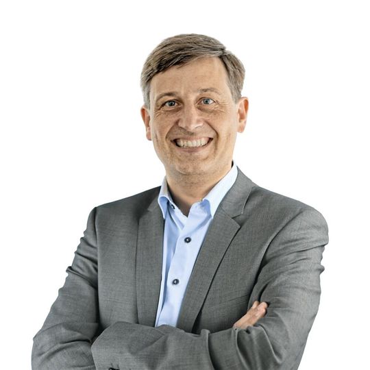 Karl Macharowsky, CEO von Müller Präzision: «Mit der zweiten ‹Cube 350› schaffen wir zusätzliche Kapazitäten und können weitere anspruchsvolle Anwendungen realisieren.»(Bild:  Müller Präzision)