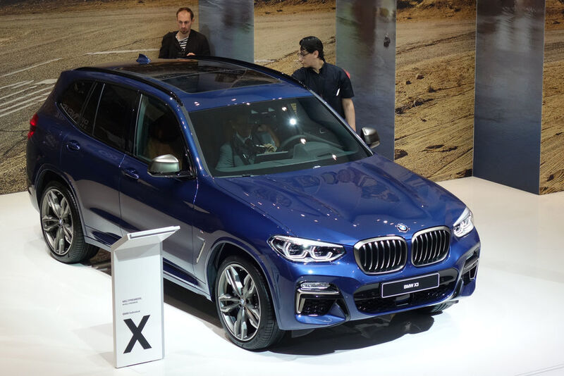 Der neue X3 hat sich optisch im Vergleich zum Vorgänger nur wenig verändert. Unter der Haube des BMW gibt es zunächst drei Benziner und zwei Diesel zur Auswahl. (»Wehner/»kfz-betrieb«)