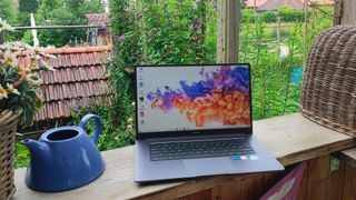 Das MagicBook 15 von Honor ist mit einem Gewicht von 1,56 kg für ein 15,6-Zoll-Gerät verhältnismäßig leicht. Das Full-HD-Display deckt den sRGB-Farbraum zu 100 Prozent ab und es ist zudem mit einer Low-Blue-Light-Funktion ausgestattet. (Bild: Vogel IT-Medien)