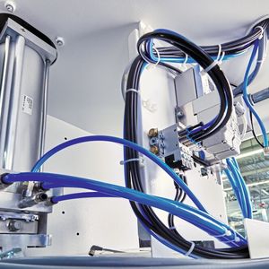 La précision de  positionnement de  0,5 mm max., la  vitesse élevée de  155 mm/s pour un diamètre de piston de 80 mm et la course pouvant atteindre  250 mm se complètent de façon  optimale dans le vérin Air Servo de la série XT581C80-H100-250P de SMC (à gauche de l’image). (Source :  SMC Allemagne)