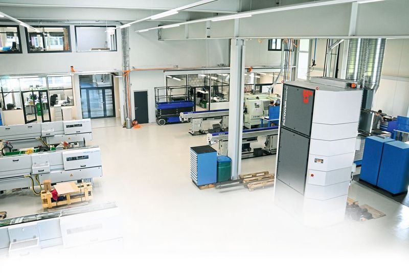 Das in die Produktion integrierte Lüftungs- und Filtersystem KLIMATOWER® sorgt für ölnebelfreie und exakt klimatisierte Luft in Produktionshallen.  (Technorobot Welding AG)