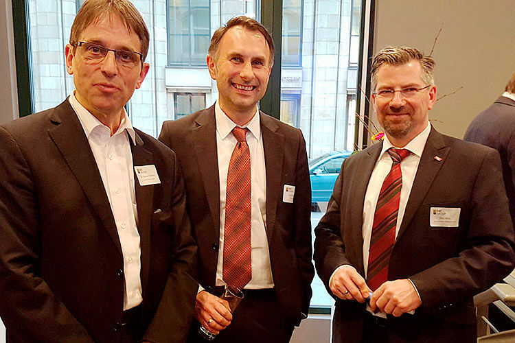 Mit am Start in Berlin: (v. li.) Puls-Geschäftsführer Konrad Wessner im Austausch mit Joachim Oppel und Fred Benz, beide Meinautohaus.de. (Foto: Schwickal)