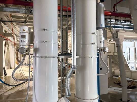 Zwei Löschmittelsperren zur Explosionsentkopplung an den Beinen eines Becherwerks.(Bild:  Fike)