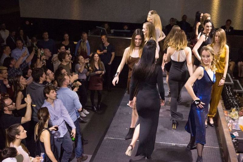 Vor der Abstimmung der Jury mussten die 13 Kandidatinnen erst einmal schaulaufen ... (Martin Walder / A&W Verlag)