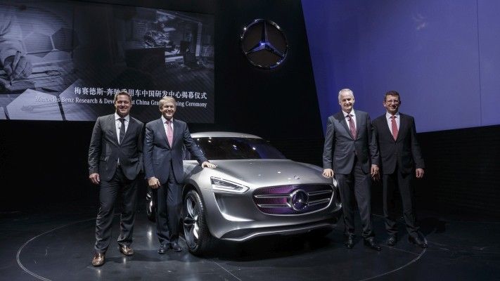 Feierliche Eroeffnung des neuen Gebäudes von MB Research & Development in Peking (v.l.n.r.):  Prof. Dr. h.c. Gorden Wagener, Leiter Design Daimler AG; Prof. Dr. Thomas Weber, Mitglied des Vorstands der Daimler AG, verantwortlich für Konzernforschung & Mercedes-Benz Cars Entwicklung; Hubertus Troska, Mitglied des Vorstands der Daimler AG, Vorstandsvorsitzender der Daimler Greater China Ltd.; Klaus Mannsperger, Executive Vice President Daimler Greater China Ltd., Leiter Mercedes-Benz Forschung & Entwicklung China. (Bild: Daimler AG)