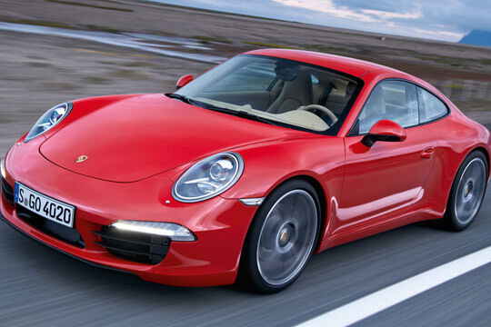 Die inzwischen siebte Generation des Porsche-Klassikers 911 zeigt sich mit frischem Gesicht. Das Design wirkt kompakter und aggressiver, ohne dabei die klassische Linie zu verletzen. (Archiv: Vogel Business Media)