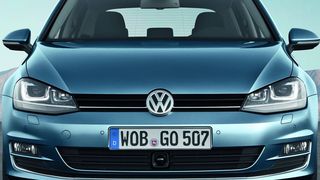 Generation eins trifft Generation sieben: Der Golf hat sich über die Jahre verändert und mit ihm auch die Produktions- und Logistikprozesse in den Autofabriken. (Bilder: Volkswagen)