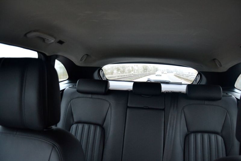 Die Sitzflächen in der zweiten Sitzreihe sind so geformt, dass zwei Mitreisende weiter außen als gewohnt sitzen, wodurch mehr Platz für den Passagier auf dem Mittelsitz entsteht. (Bild: Michel/»kfz-betrieb«)