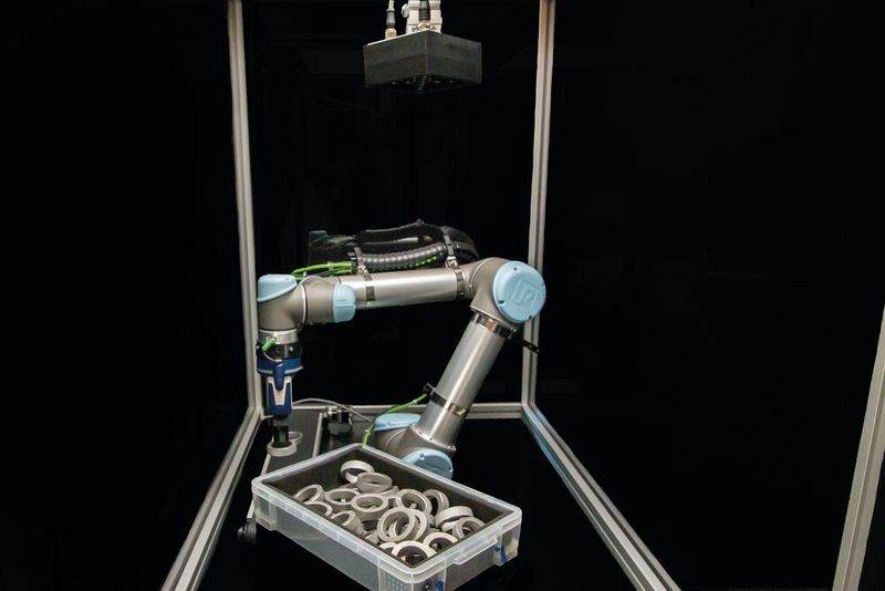 Mithilfe von Bin Picking ist es möglich, den Inhalt von Kisten und Paletten automatisch von Robotern ausräumen oder bestücken zu lassen. (Bild: HD Vision Systems)