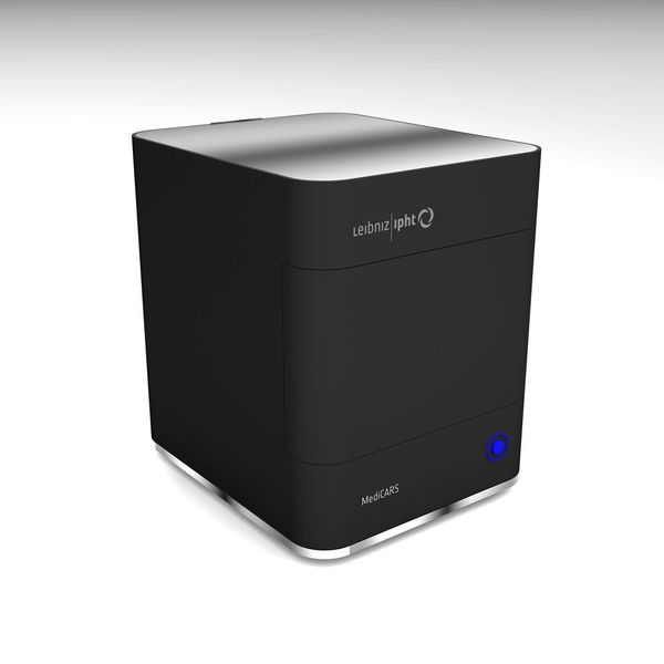 For routine applications in biomedicine and hospitals, the Jena research team integrated the multimodal imaging approach into an easy-to-use, multi-contrast nonlinear microscope (Medicars). (Leibniz-IPHT)