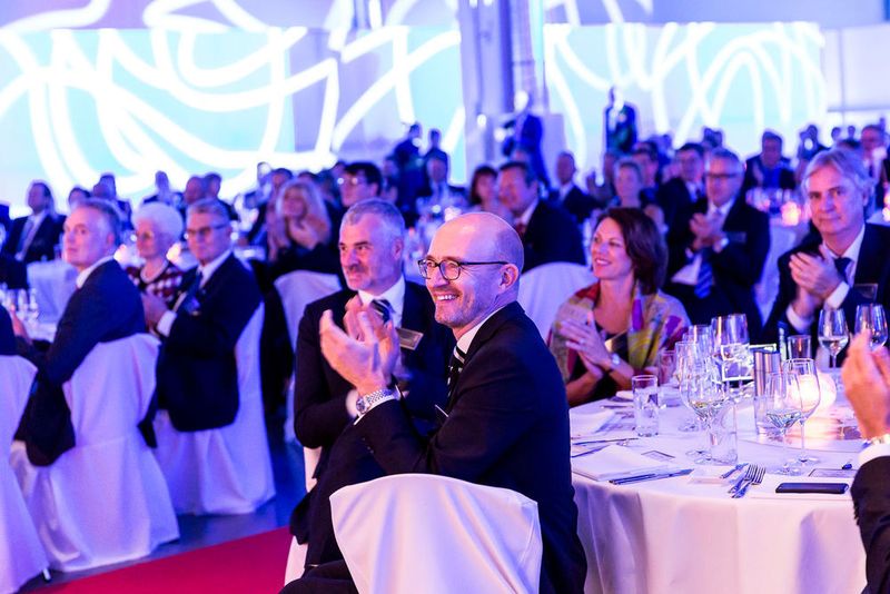 300 Gäste aus Industrie und Wirtschaft kamen ins Vogel Convention Center nach Würzburg. (Stefan Bausewein)