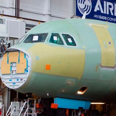 Weiter unter Aufsicht! Die Mängelliste bei Airbus-Jets scheint nicht kürzer zu werden. Denn erneut gibt es seit zwei Wochen Probleme. Ganz neu sind fehlerhafte Türschlösser ... (Bild: Airbus)