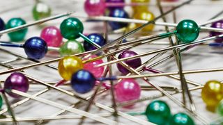 In der bisherigen IT-Welt sind Anwendungen und Storage in zentralen Infrastrukturen, in Enterprise-Rechenzentren oder auch in Cloud und Co-Location-Datacenter organisiert. Die Wege sind kurz, das Management zentral. Jetzt wandert die IT-Infrastruktur zum Teil zur Edge. Trotzdem müssen die Anweudngen verbunden bleiben und zugleich wachsen die Anforderungen an die Reaktionsgeschwindigkeit  immens.  (Bild: Brett Hondow auf Pixabay)