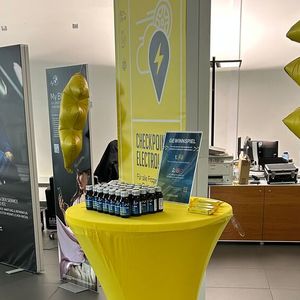 Die auffällige Signalisation für den Elektromobilitätstag zog sich durch alle Filialen.(Bild:  Hofmann Automobile)