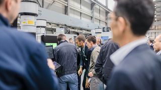 Grosses Interesse für das kleinste Be­arbeitungszentrum im Produktportfolio: Micro5. Wer den Bearbeitungsprozess aus nächster Nähe erleben möchte, kann den Messestand der Chiron Group auf der EPHJ besuchen. (Bild: Chiron Group)