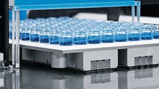 „SupraJunction“ kann kleine Glasbehälter von einem Supraleiterelement auf einem Transportsystem zum nächsten übergeben. (Bild: Festo)