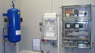 Der elektrische Schaltschrank und die pneumatische Steuerung regeln die bedarfsgerechte Abwasserentsorgung in der Coface Arena in Mainz. (Bilder: Distrelec Schuricht)
