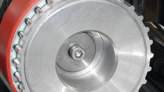 Schnelle Wartung und einfacher Wechsel: Habasit präsentiert auf der Messe FMB Süd 2018 seine Haba-Sync-Zahnriemen mit der mechanischen Endverbindung Hinge Joint. (Habasit)