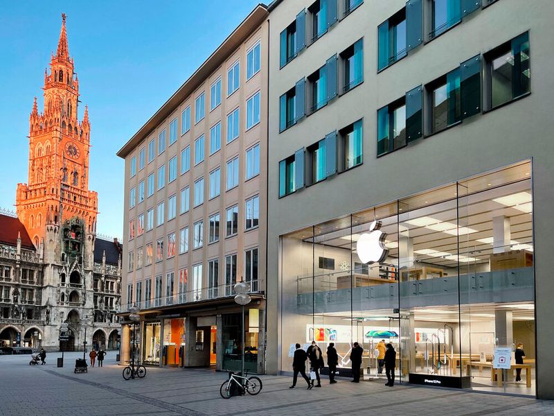 Mit den Apple-Stores –hier die Münchener Filiale – hat Jobs erfolgreich Verkaufszentren für Apple-Produkte etabliert. Für Fan-Boys und -Girls sind sie bei Produktneuvorstellungen gleichsam Pilgerstätten. (Bild: Apple)