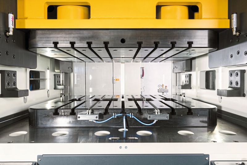 Die Servo-Hub-Pressen SHP von Nidec SYS werden unter anderem in der Automobilindustrie stark nachgefragt.  (Bild: Nidec SYS)