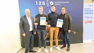 Die beiden neuen Deutschen Meister Hannes Wirsing (Kfz-Mechatroniker, 2. v. li.) und Mark Guttek (Automobilkaufmann). Sie wurden beglückwünscht von Hans Werner Norren (li.), Präsident des Landesverbandes Rheinland-Pfalz und Joachim Noll, Arbeitnehmer-Vizepräsident der Handwerkskammer Koblenz.  (Bild: Schmidt - VCG)