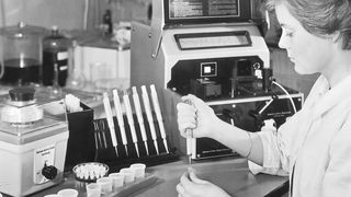 Abb. 1: Das „Eppendorf Mikrolitersystem“: Der ganzheitliche Ansatz setzt in den 1960er Jahren einen neuen Standard in der Laborwelt. (Eppendorf AG)