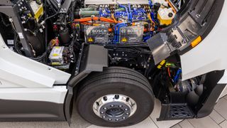 Der Iveco Heavy Duty FCEV ist eine wasserstoffbetriebene Sattelzugmaschine für den europäischen Markt. (Bild: Bosch)