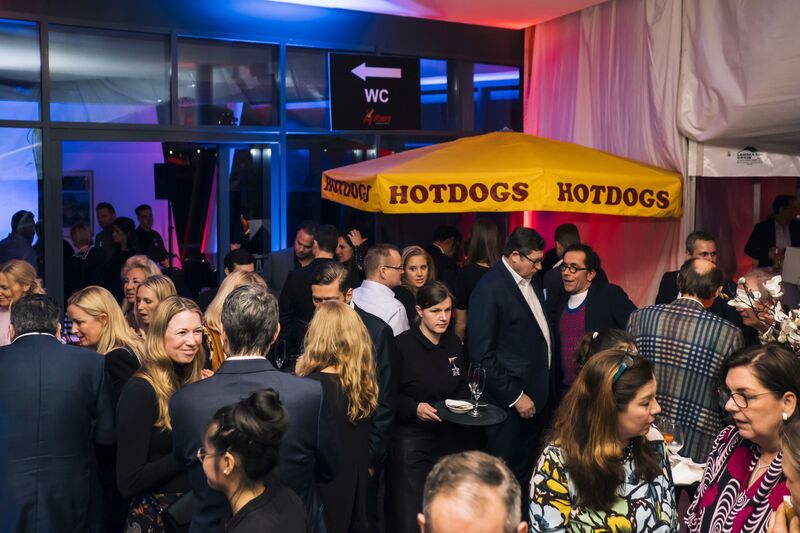 Wegbegleiter der ersten Stunde, Mitarbeiter und Kunden,  Hersteller- und Bankenvertreter sowie Händlerkollegen – über 500 Gäste folgten der Einladung.  (Wellergruppe)