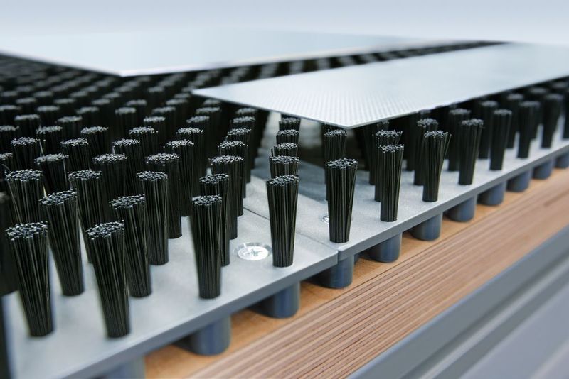 Auch kann die Bürste dick oder dünn sein, um entsprechend schwere oder leichtere Güter sicher und schonend zu transportieren.  (Mink)