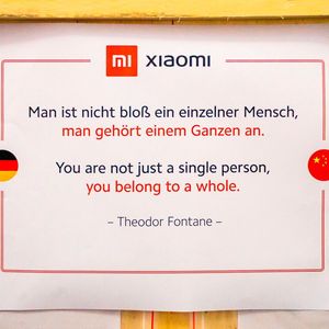 „Man ist nicht bloß ein einzelner Mensch, man gehört einem Ganzen an“ – dieser Leitspruch von Theodor Fontane steht auf den Lieferungen von Xiaomi, die als ein Ausdruck grenzüberschreitender Solidarität gemeint sind.(Bild:  Xiaomi)