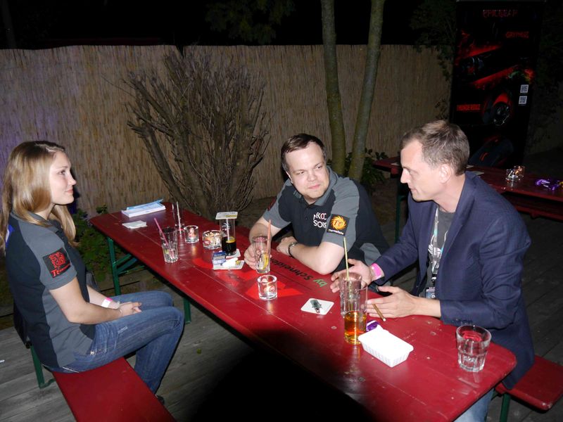 (v. l.) Jasmin Süß , Martin Pajenkamp (beide Thermaltake) ließen sich von Felix Bechmann (Label the Cable) beraten. (Bild: DC-Club)