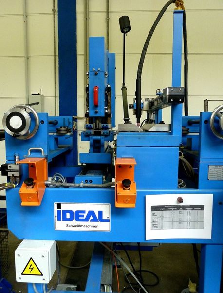 Für die Endlos-Produktion von kaltgewalzten Profilen ist es notwendig, dass das Band zusammenhängend ist. Deshalb werden hier das Ende des abgearbeiteten Bandes mit dem Anfang des neuen Bandes zusammengeschweißt. (Bild: Kuhn)