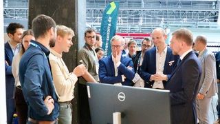 Zum Auftakt der zweiten Förderphase präsentierte sich Semeco an den Silicon Saxony Days. Sachsens Ministerpräsident Michael Kretschmer (r.) informierte sich bei Dr. Moritz Herzog und den Clustersprechern Prof. Gerhard Fettweis und Prof. Jochen Hampe (v.l.).  (Bild: Anja Stübner)