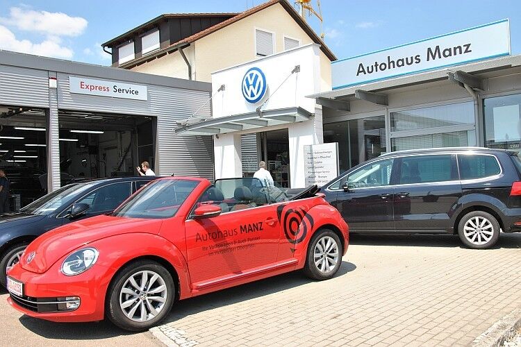 Mit Herzblut und Erfindergeist führen die Eheleute Manz ihr Autohaus in Schwarzenfeld. (Foto: Kampfmann)