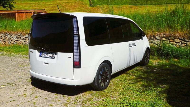 Am Ziel angekommen, wurde der Staria von interessierten Passanten in Augenschein genommen. Gesprochen wurde unter anderem über die … (Bild: Wolfgang Michel – VCG)