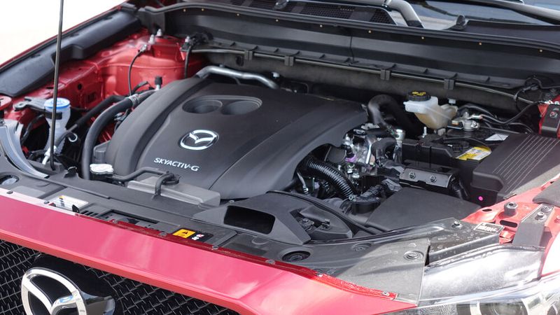 Der Zwei-Liter-Saugmotor leistet 121kW/165 PS und entwickelt 213 Nm an maximalem Drehmoment. Dabei wirkt das SUV längst nicht so dynamisch, wie es seine Nominalleistung annehmen lässt.  (Bild: Schreiner/»kfz-betrieb«)