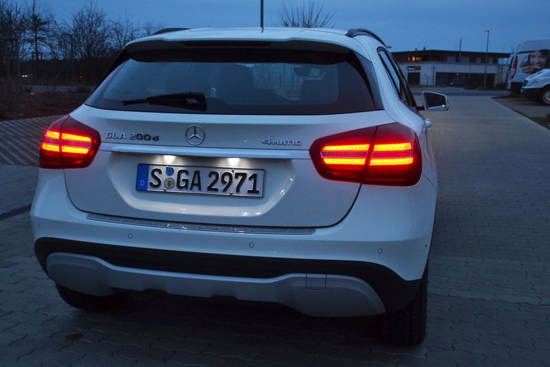 Am Heck des GLA strahlen LED-Leuchten, Bremsleuchten und Blinker werden in drei Intensitäten geregelt. (Michel/»kfz-betrieb«)