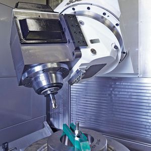 Bild 1: Der Bearbeitungsraum des Fünf-Achs-Fräszentrums von Huron nimmt Bauteile bis zu einem Gesamtvolumen von 2,25 m³ auf.