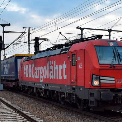 Die Schienenlogistik unter DB Cargo gilt seit Längerem als sehr verlustreich. Das will der neue Chef Bernhard Osburg bis 2030 ändern. Die Zukunft von DB Cargo soll dabei auf vier Säulen stehend gesichert werden. Leider wird das viele tausend Stellen kosten. ... (Bild: DB Cargo)