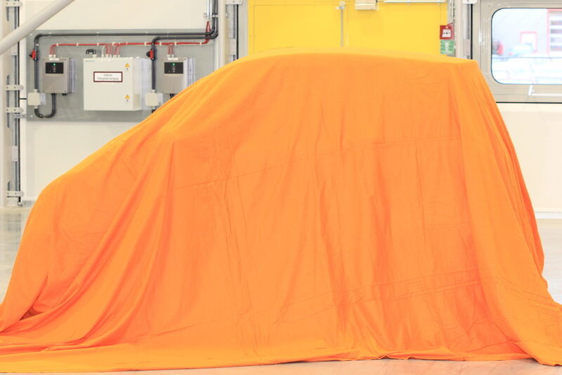 Kurz vor dem offiziellen Start ist der Kleinwagen noch unter einem in Igus-Unternehmensfarbe gehülltem Tuch versteckt. (Reinhold Schäfer)