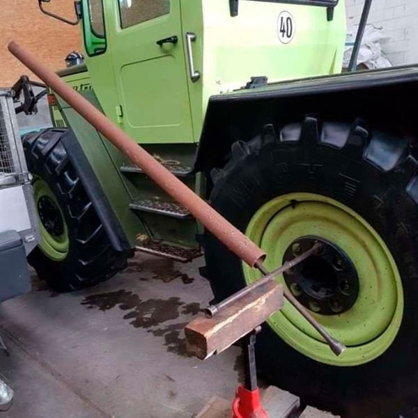 Bei Landmaschinentechnikern dürfen auch die eingesetzten Hilfsmittel schon mal etwas größer ausfallen. (Privat)