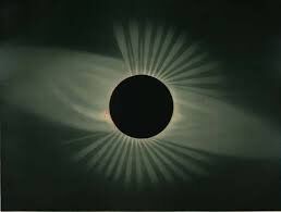 Impressionen zur Sonnenfinsternis: am 20 März 2015 kann man in Deutschland eine partielle Sonnenfinsternis erleben (Bild: Bild: wikipedia.org)