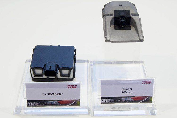 Der Assistent arbeitet mittels Datenfusion von Kamera- und Radarsensoren. Ein vollautonomes Ausweichen ist dabei technisch möglich, auf Grund rechtlicher Fragen aber von den Automobilherstellern nicht gewünscht. (Foto: TRW/ Dirk Schwarz)